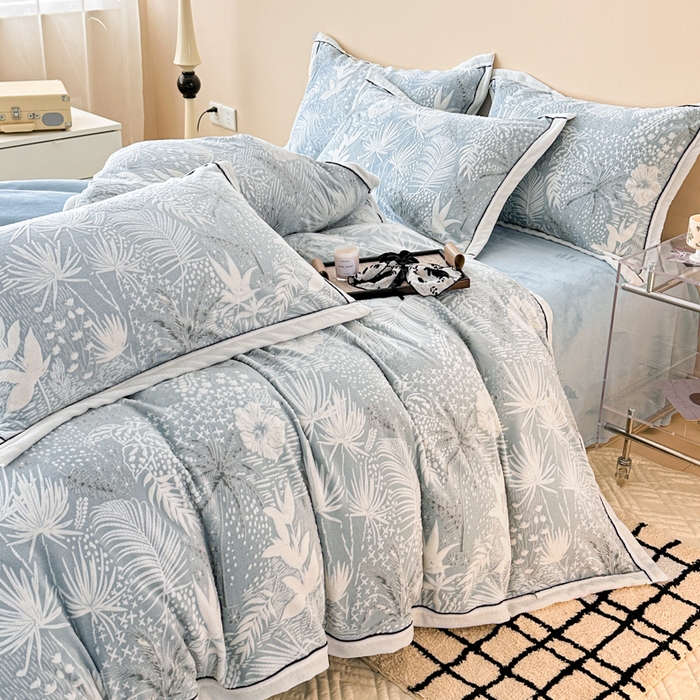 91家纺网 家纺一手货源 找家纺 懒猫家纺 2025新款包边款雕花牛奶绒四件套 清风徐来