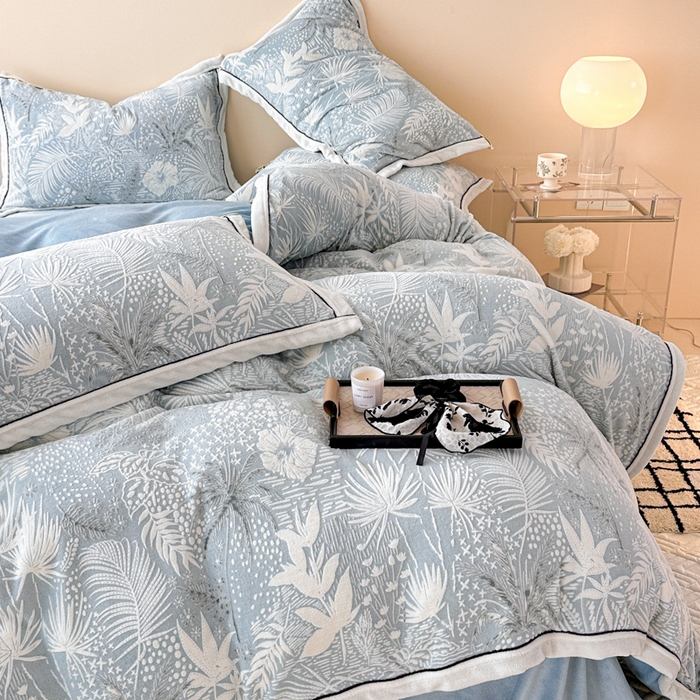 91家纺网 家纺一手货源 找家纺 懒猫家纺 2025新款包边款雕花牛奶绒四件套 清风徐来