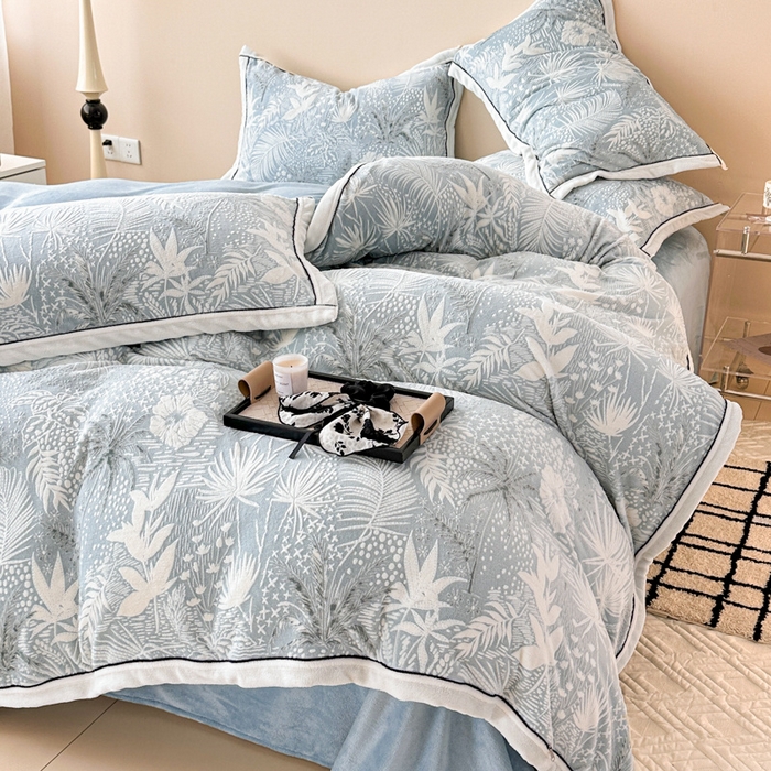 91家纺网 家纺一手货源 找家纺 懒猫家纺 2025新款包边款雕花牛奶绒四件套 清风徐来