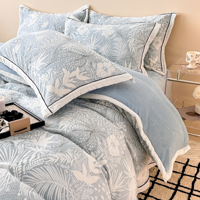 91家纺网 家纺一手货源 找家纺 懒猫家纺 2025新款包边款雕花牛奶绒四件套 清风徐来