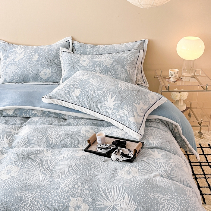 91家纺网 家纺一手货源 找家纺 懒猫家纺 2025新款包边款雕花牛奶绒四件套 清风徐来