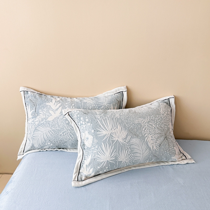 91家纺网 家纺一手货源 找家纺 懒猫家纺 2025新款包边款雕花牛奶绒四件套 清风徐来