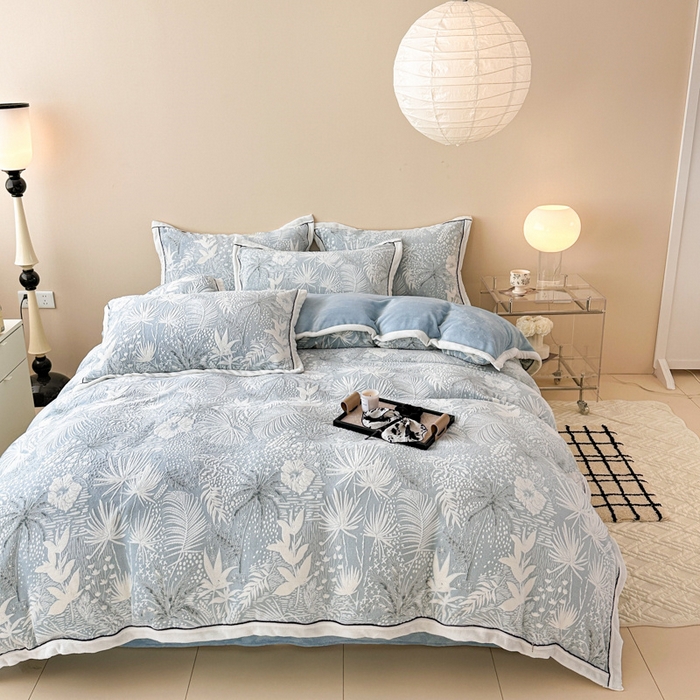 91家纺网 家纺一手货源 找家纺 懒猫家纺 2025新款包边款雕花牛奶绒四件套 清风徐来