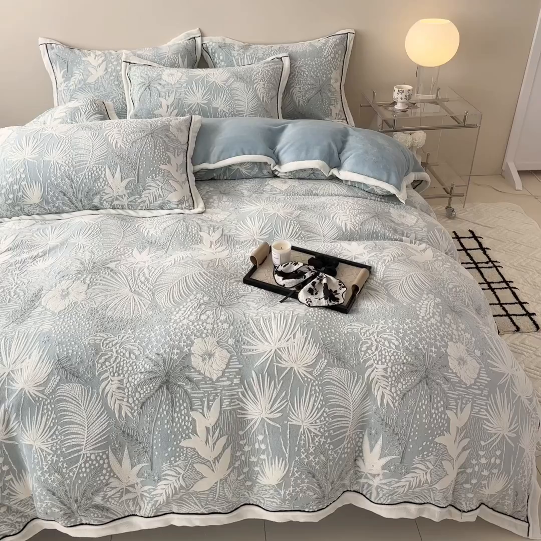 91家纺网 家纺一手货源 找家纺 懒猫家纺 2025新款包边款雕花牛奶绒四件套 清风徐来