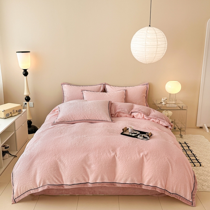 懒猫家纺 2025新款包边款雕花牛奶绒四件套 夏日晴风