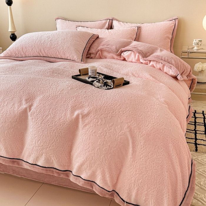 91家纺网 家纺一手货源 找家纺 懒猫家纺 2025新款包边款雕花牛奶绒四件套 夏日晴风