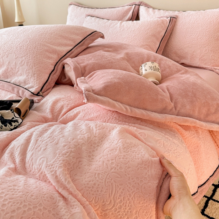 91家纺网 家纺一手货源 找家纺 懒猫家纺 2025新款包边款雕花牛奶绒四件套 夏日晴风