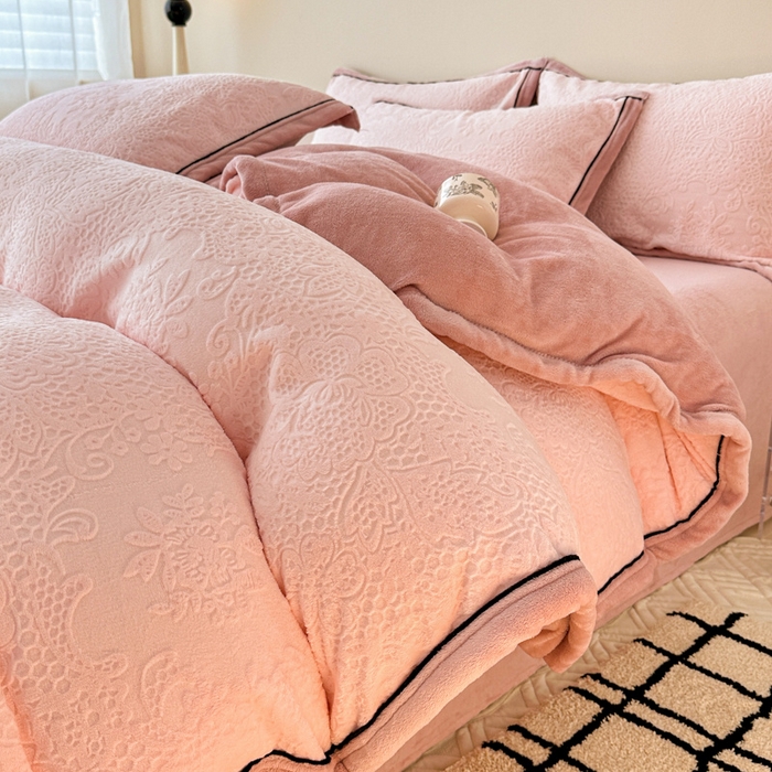 91家纺网 家纺一手货源 找家纺 懒猫家纺 2025新款包边款雕花牛奶绒四件套 夏日晴风