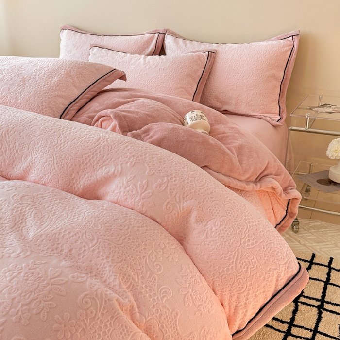 91家纺网 家纺一手货源 找家纺 懒猫家纺 2025新款包边款雕花牛奶绒四件套 夏日晴风