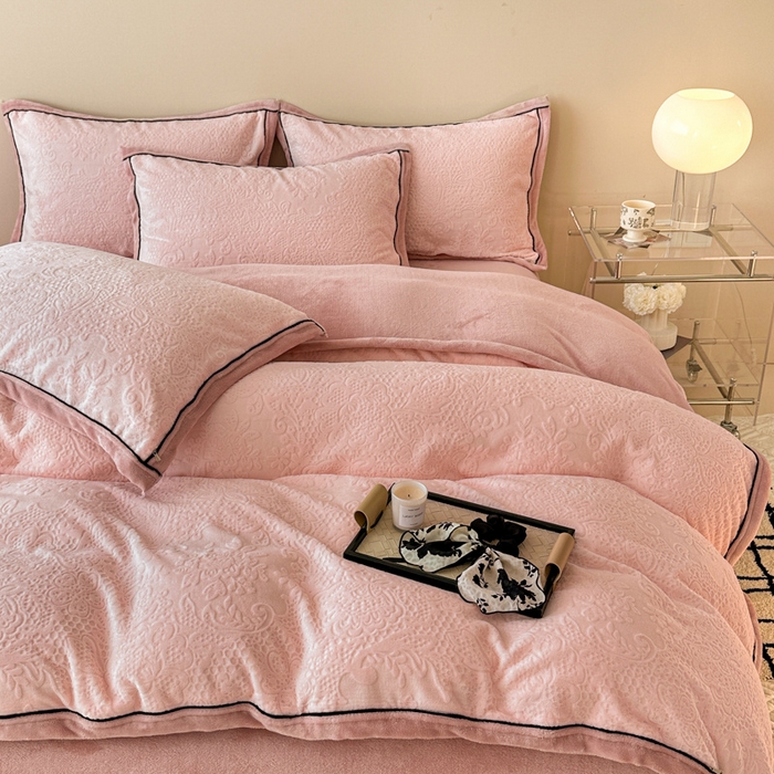 91家纺网 家纺一手货源 找家纺 懒猫家纺 2025新款包边款雕花牛奶绒四件套 夏日晴风