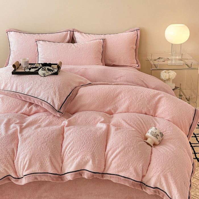 91家纺网 家纺一手货源 找家纺 懒猫家纺 2025新款包边款雕花牛奶绒四件套 夏日晴风