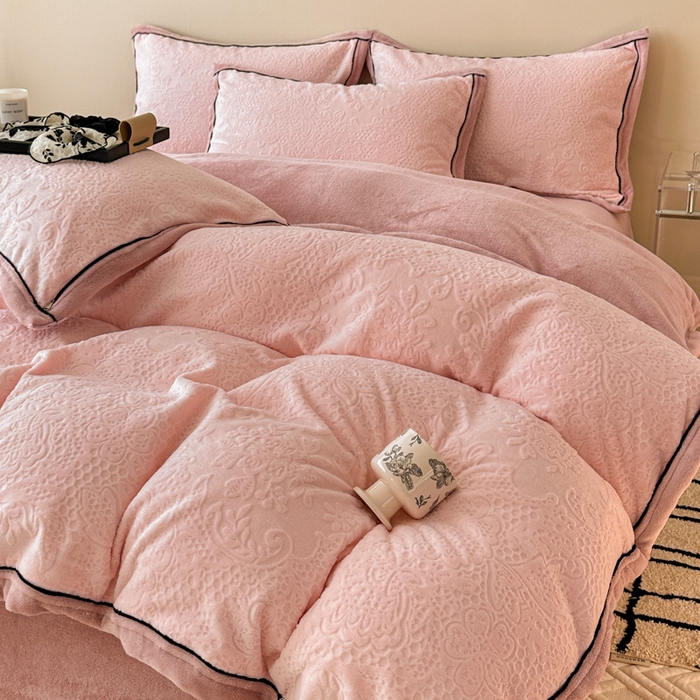 91家纺网 家纺一手货源 找家纺 懒猫家纺 2025新款包边款雕花牛奶绒四件套 夏日晴风