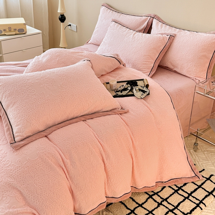 91家纺网 家纺一手货源 找家纺 懒猫家纺 2025新款包边款雕花牛奶绒四件套 夏日晴风