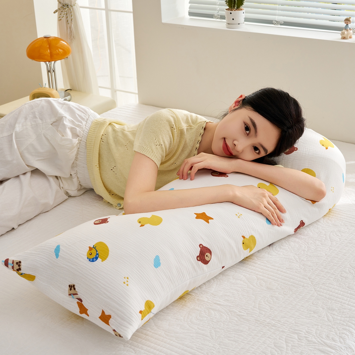 91家纺网 家纺一手货源 找家纺 乐可 2025新款亲肤柔软全棉纯棉纱布抱枕 全棉纱布抱枕-BB1小熊黄鸭