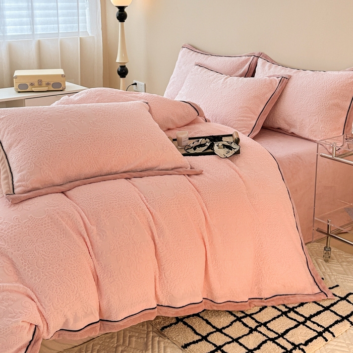 91家纺网 家纺一手货源 找家纺 懒猫家纺 2025新款包边款雕花牛奶绒四件套 夏日晴风