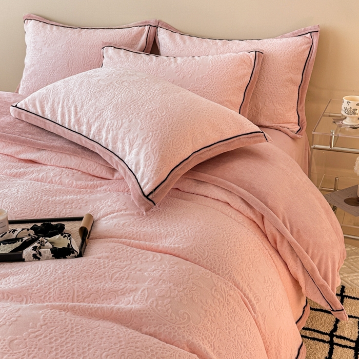 91家纺网 家纺一手货源 找家纺 懒猫家纺 2025新款包边款雕花牛奶绒四件套 夏日晴风