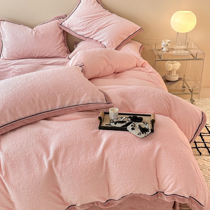 91家纺网 家纺一手货源 找家纺 懒猫家纺 2025新款包边款雕花牛奶绒四件套 夏日晴风