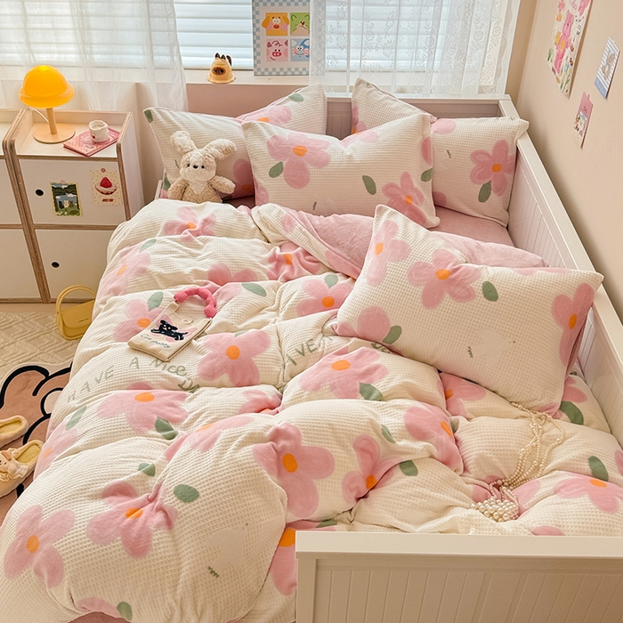 91家纺网 家纺一手货源 找家纺 （总）懒猫家纺 2025新款印花牛奶绒雕花四件套