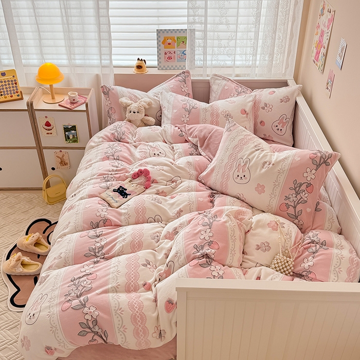 91家纺网 家纺一手货源 找家纺 （总）懒猫家纺 2025新款印花牛奶绒雕花四件套