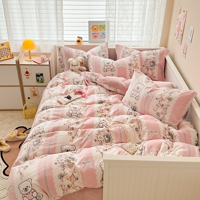 91家纺网 家纺一手货源 找家纺 （总）懒猫家纺 2025新款印花牛奶绒雕花四件套