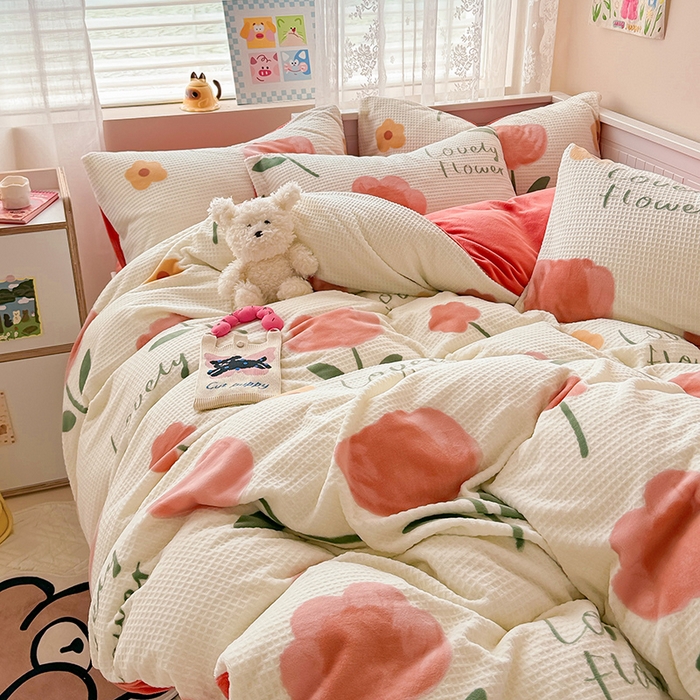 91家纺网 家纺一手货源 找家纺 懒猫家纺 2025新款印花牛奶绒雕花四件套 爱意花开