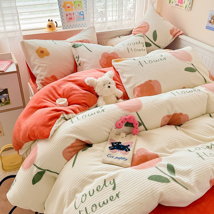 91家纺网 家纺一手货源 找家纺 懒猫家纺 2025新款印花牛奶绒雕花四件套 爱意花开