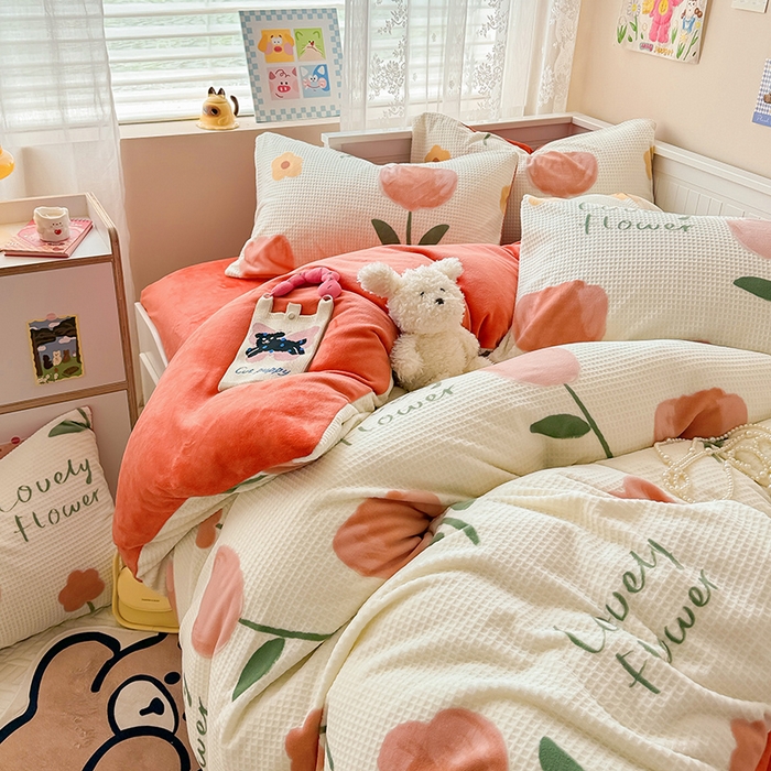 91家纺网 家纺一手货源 找家纺 懒猫家纺 2025新款印花牛奶绒雕花四件套 爱意花开