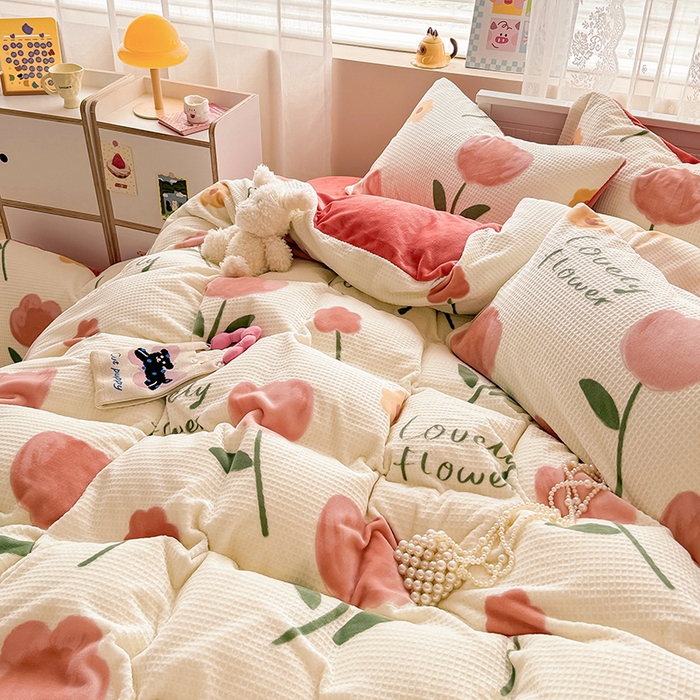 91家纺网 家纺一手货源 找家纺 懒猫家纺 2025新款印花牛奶绒雕花四件套 爱意花开