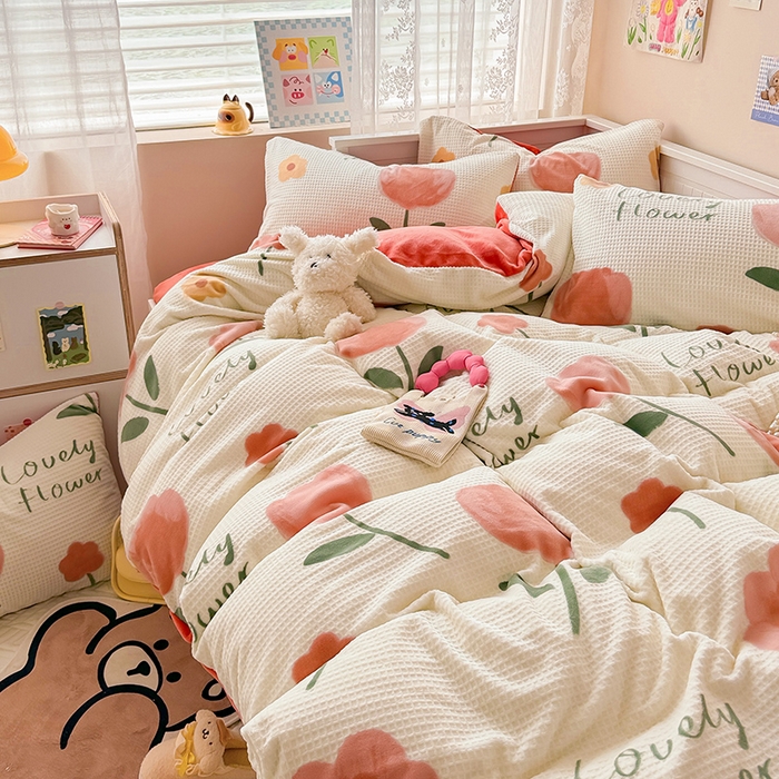 91家纺网 家纺一手货源 找家纺 懒猫家纺 2025新款印花牛奶绒雕花四件套 爱意花开