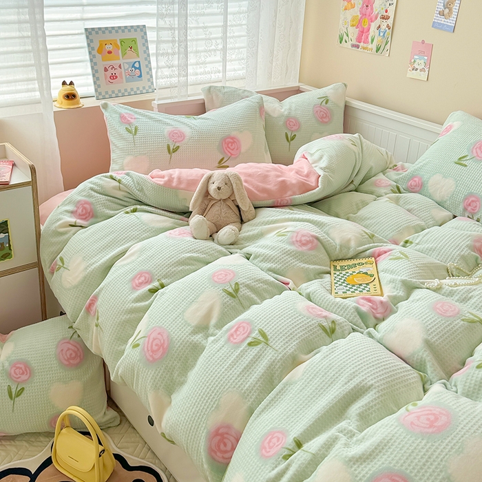 91家纺网 家纺一手货源 找家纺 懒猫家纺 2025新款印花牛奶绒雕花四件套 花香迷人