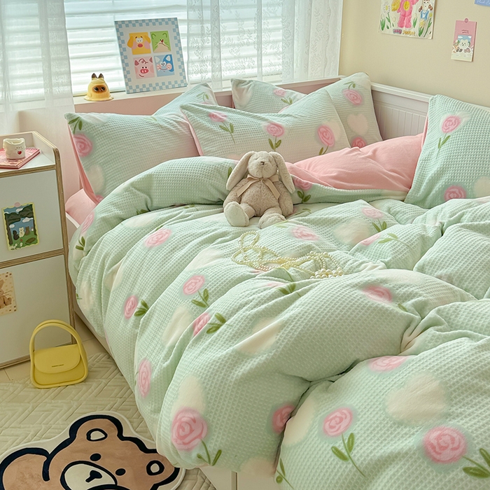 91家纺网 家纺一手货源 找家纺 懒猫家纺 2025新款印花牛奶绒雕花四件套 花香迷人