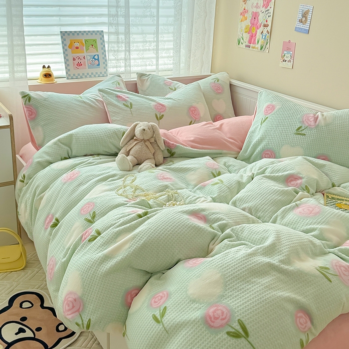 91家纺网 家纺一手货源 找家纺 懒猫家纺 2025新款印花牛奶绒雕花四件套 花香迷人