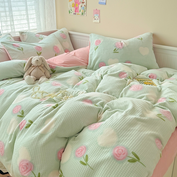 91家纺网 家纺一手货源 找家纺 懒猫家纺 2025新款印花牛奶绒雕花四件套 花香迷人