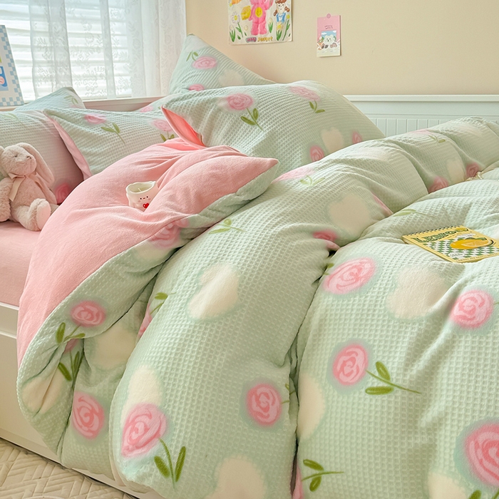 91家纺网 家纺一手货源 找家纺 懒猫家纺 2025新款印花牛奶绒雕花四件套 花香迷人