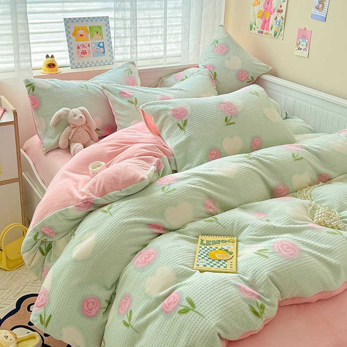 91家纺网 家纺一手货源 找家纺 懒猫家纺 2025新款印花牛奶绒雕花四件套 花香迷人