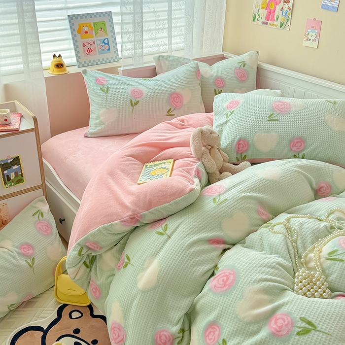 91家纺网 家纺一手货源 找家纺 懒猫家纺 2025新款印花牛奶绒雕花四件套 花香迷人