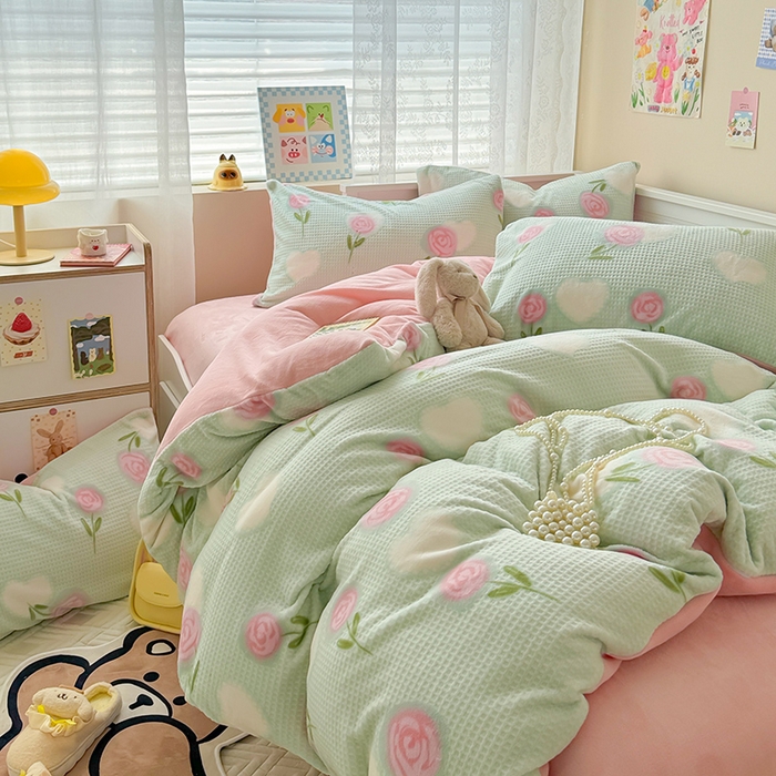 91家纺网 家纺一手货源 找家纺 懒猫家纺 2025新款印花牛奶绒雕花四件套 花香迷人