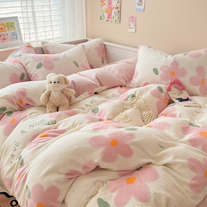 91家纺网 家纺一手货源 找家纺 懒猫家纺 2025新款印花牛奶绒雕花四件套 恋恋花语