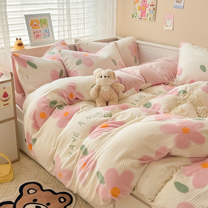 91家纺网 家纺一手货源 找家纺 懒猫家纺 2025新款印花牛奶绒雕花四件套 恋恋花语