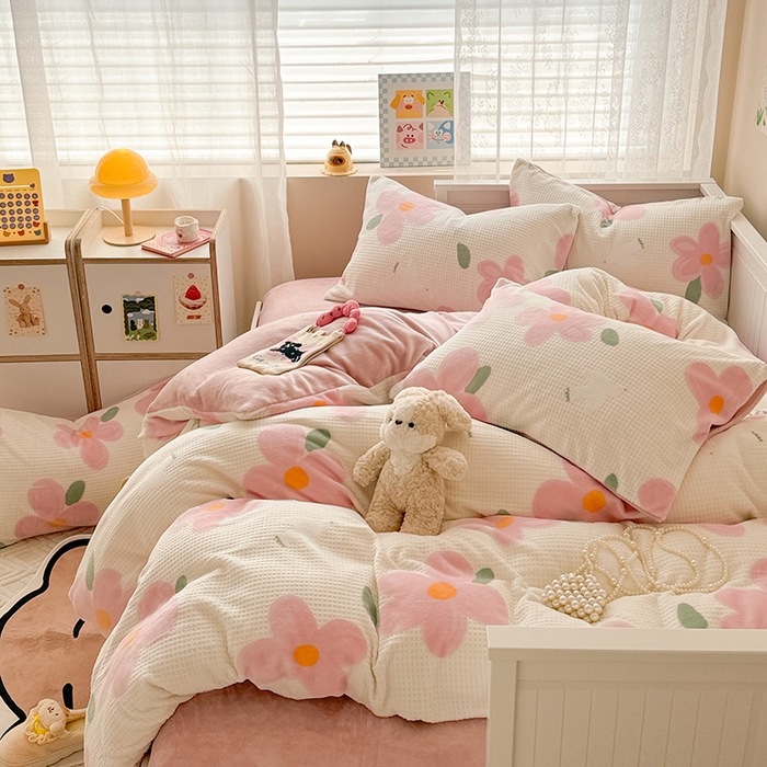 91家纺网 家纺一手货源 找家纺 懒猫家纺 2025新款印花牛奶绒雕花四件套 恋恋花语