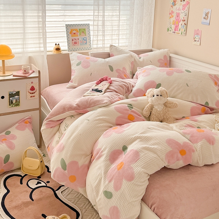 91家纺网 家纺一手货源 找家纺 懒猫家纺 2025新款印花牛奶绒雕花四件套 恋恋花语