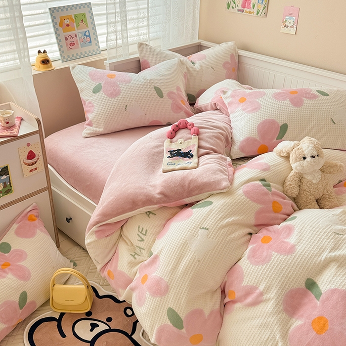 91家纺网 家纺一手货源 找家纺 懒猫家纺 2025新款印花牛奶绒雕花四件套 恋恋花语