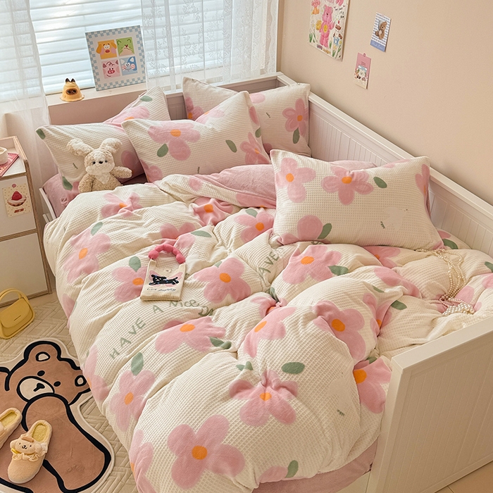 91家纺网 家纺一手货源 找家纺 懒猫家纺 2025新款印花牛奶绒雕花四件套 恋恋花语