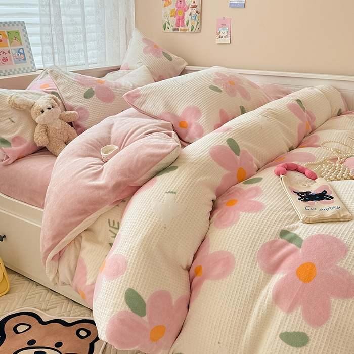 91家纺网 家纺一手货源 找家纺 懒猫家纺 2025新款印花牛奶绒雕花四件套 恋恋花语