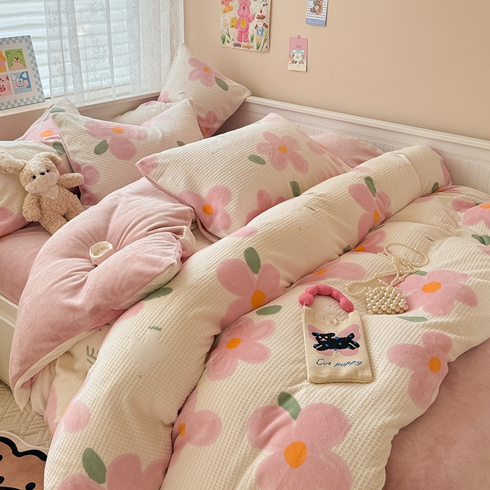 91家纺网 家纺一手货源 找家纺 懒猫家纺 2025新款印花牛奶绒雕花四件套 恋恋花语