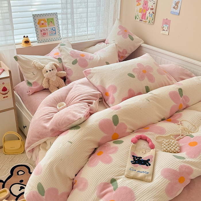 91家纺网 家纺一手货源 找家纺 懒猫家纺 2025新款印花牛奶绒雕花四件套 恋恋花语