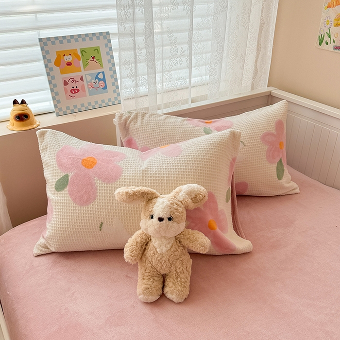 91家纺网 家纺一手货源 找家纺 懒猫家纺 2025新款印花牛奶绒雕花四件套 恋恋花语