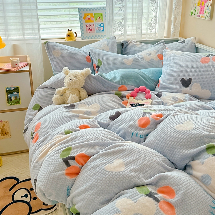 91家纺网 家纺一手货源 找家纺 懒猫家纺 2025新款印花牛奶绒雕花四件套 那些花儿