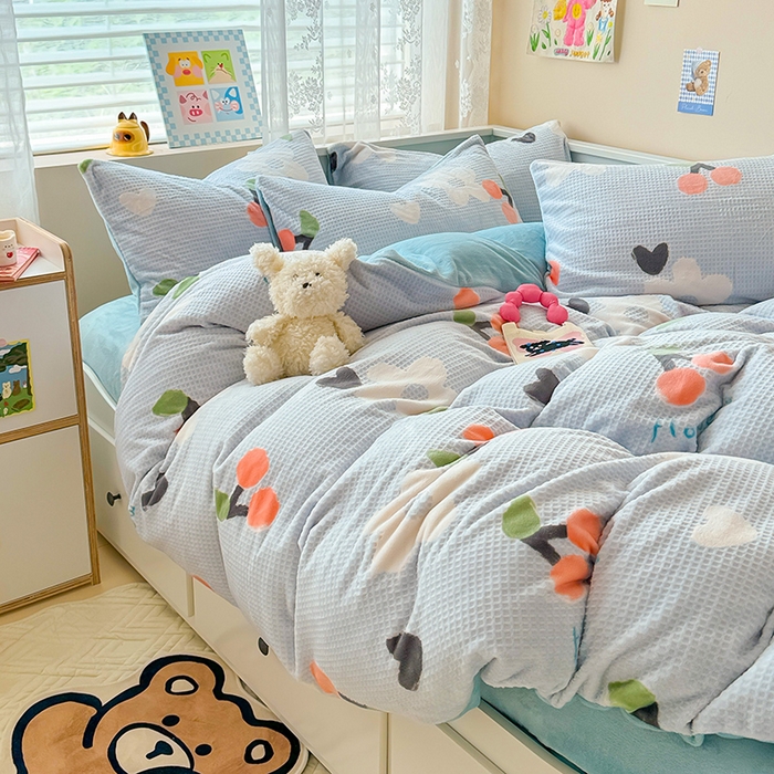 91家纺网 家纺一手货源 找家纺 懒猫家纺 2025新款印花牛奶绒雕花四件套 那些花儿