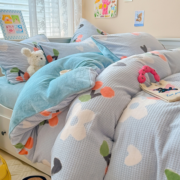 91家纺网 家纺一手货源 找家纺 懒猫家纺 2025新款印花牛奶绒雕花四件套 那些花儿